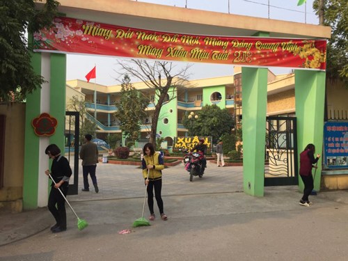 CBGVNV trường mầm non Phúc Đồng nhiệt tình tham gia thực hiện lịch tổng vệ sinh chào đón tết nguyên đán năm Mậu Tuất 2018.